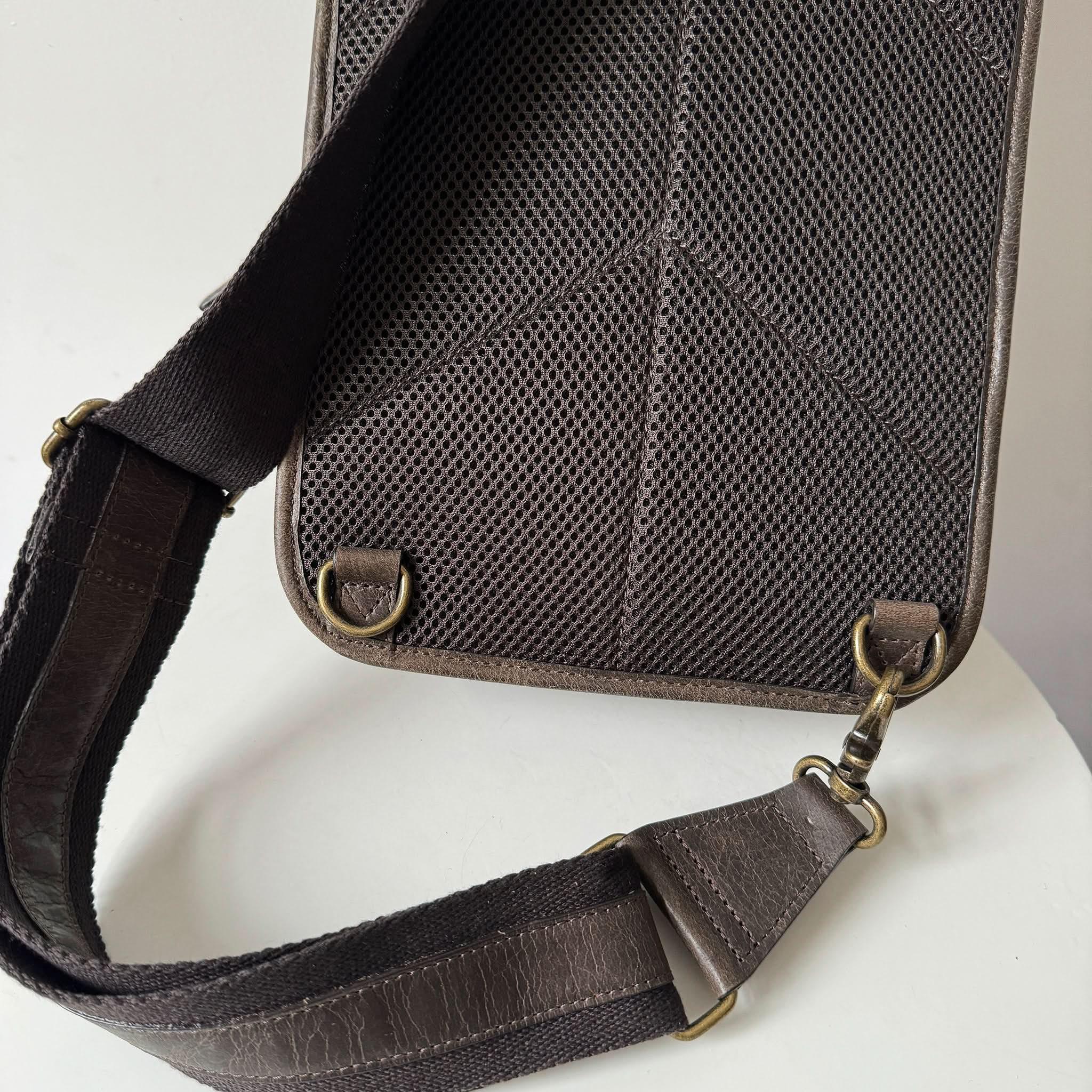 Full-Grain Crazy Horse Leather Sling Bag – Rugged Style, Two-Way Carry